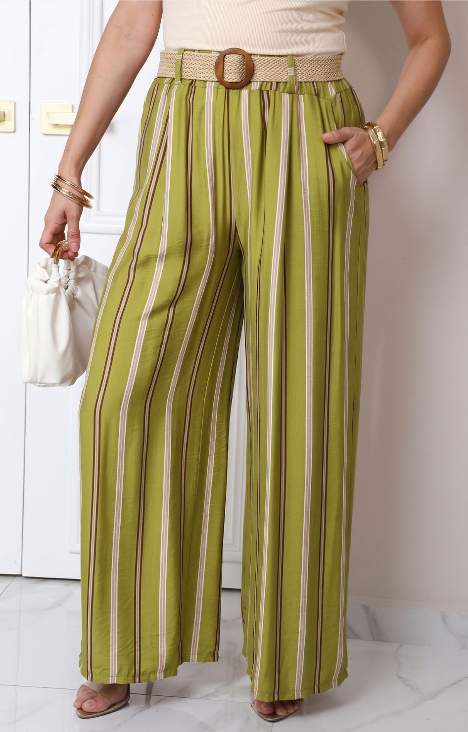 Pantalón a rayas con cinturón