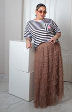 Falda taupe en capas para mujer, estilo curvy, de la marca Boutiquemirel, con diseño elegante y moderno.