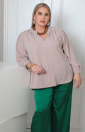 Blusa beige curvy Boutiquemirel con puños elásticos y diseño sencillo