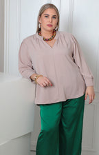 Blusa beige curvy Boutiquemirel con puños elásticos y diseño sencillo