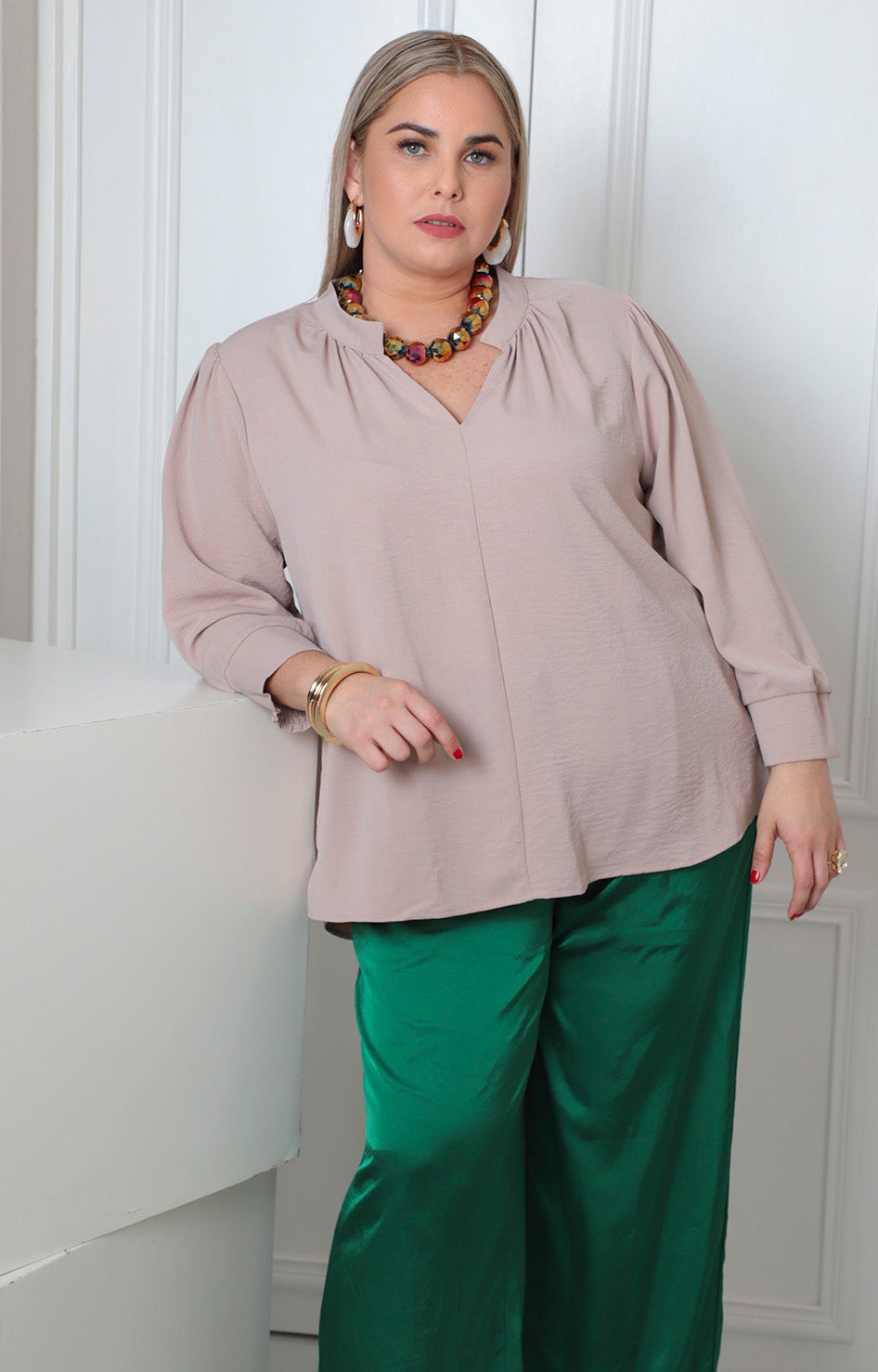 Blusa beige curvy Boutiquemirel con puños elásticos y diseño sencillo