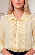 Blusa con encaje frontal