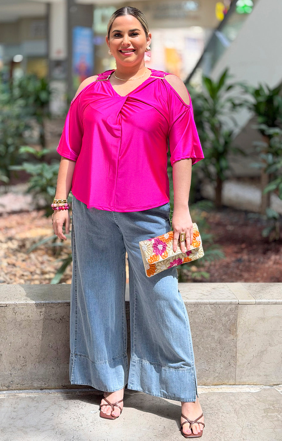 Blusa fucsia con hombros descubiertos