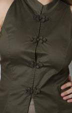 Chaleco verde con broches decorativos