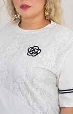 Blusa beige con encaje y bordados