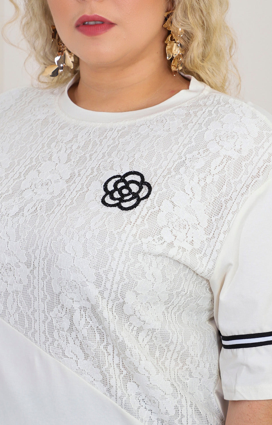 Blusa beige con encaje y bordados