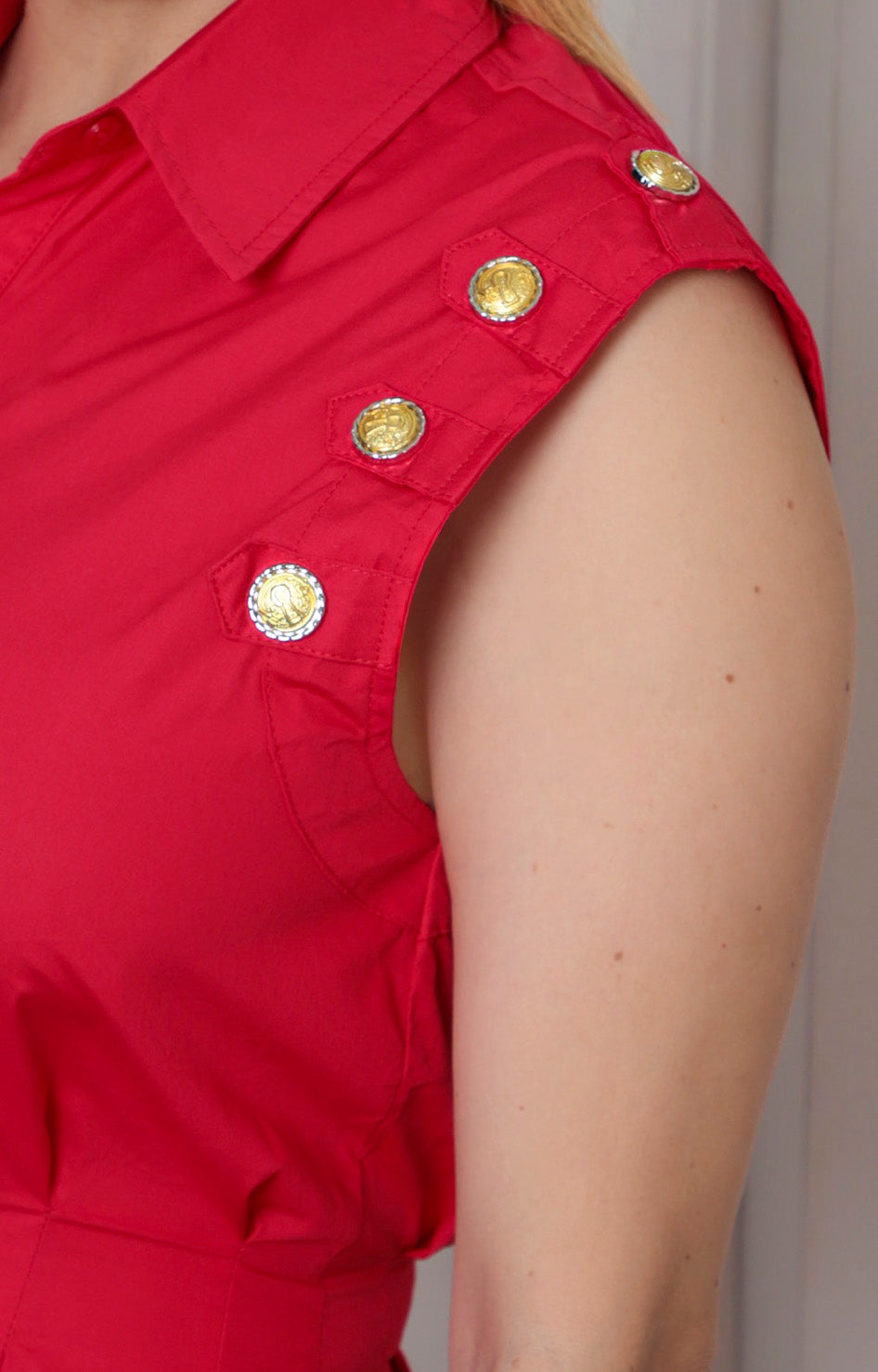Blusa sin mangas de Boutiquemirel con botones dorados y diseño regular, perfecta para un estilo elegante y casual.