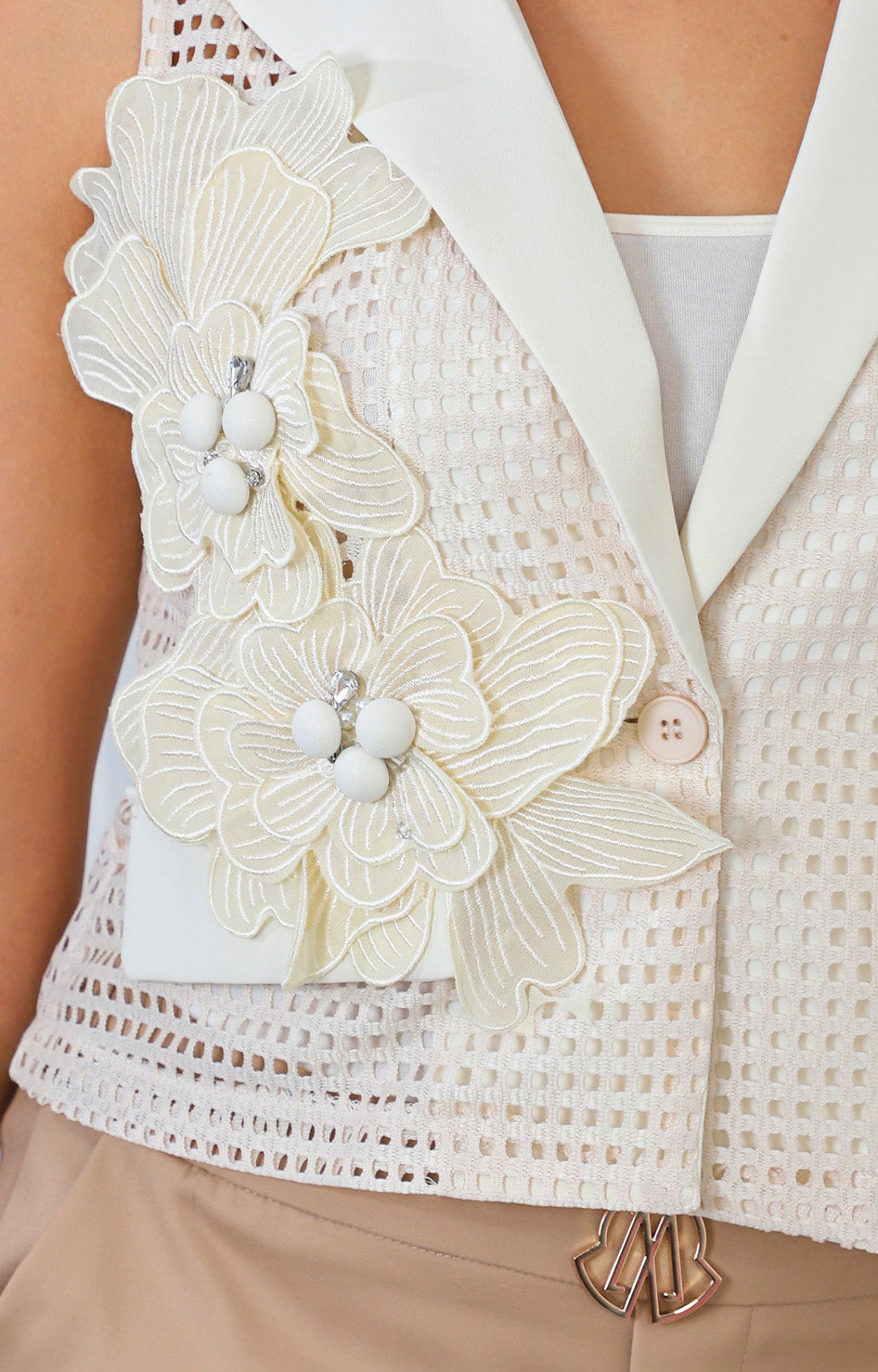 Blusa beige con flores 3D