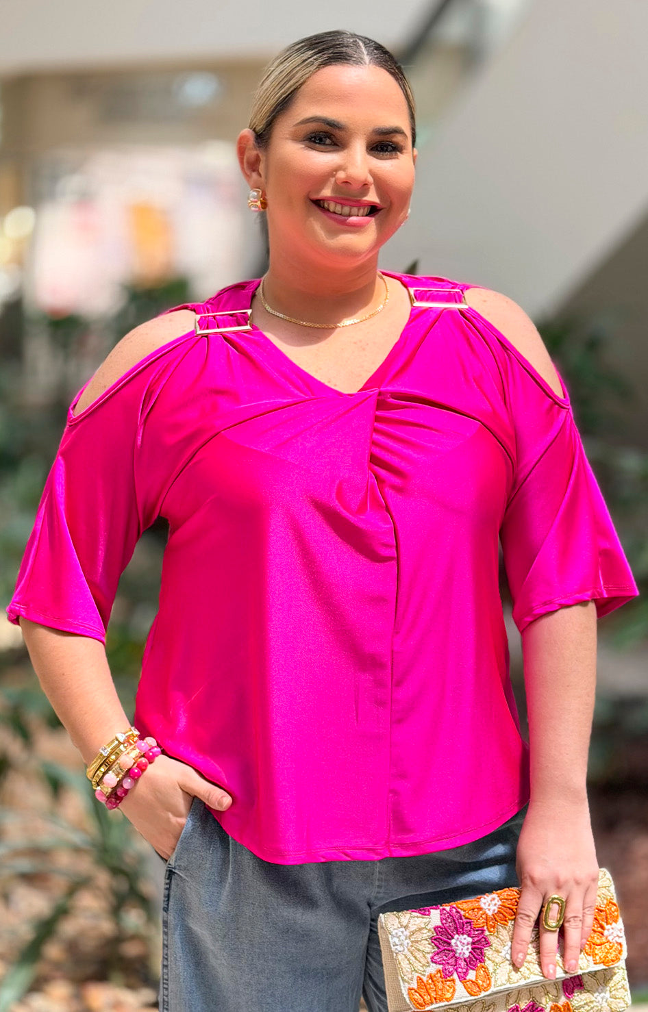 Blusa fucsia con hombros descubiertos