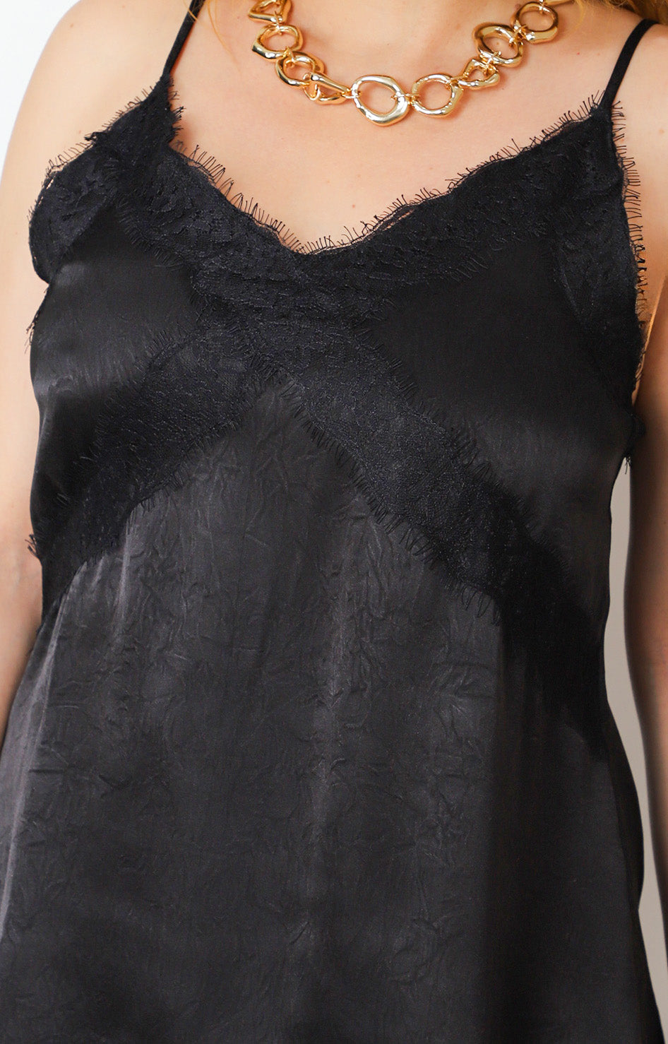 Blusa lencera satinada con encaje