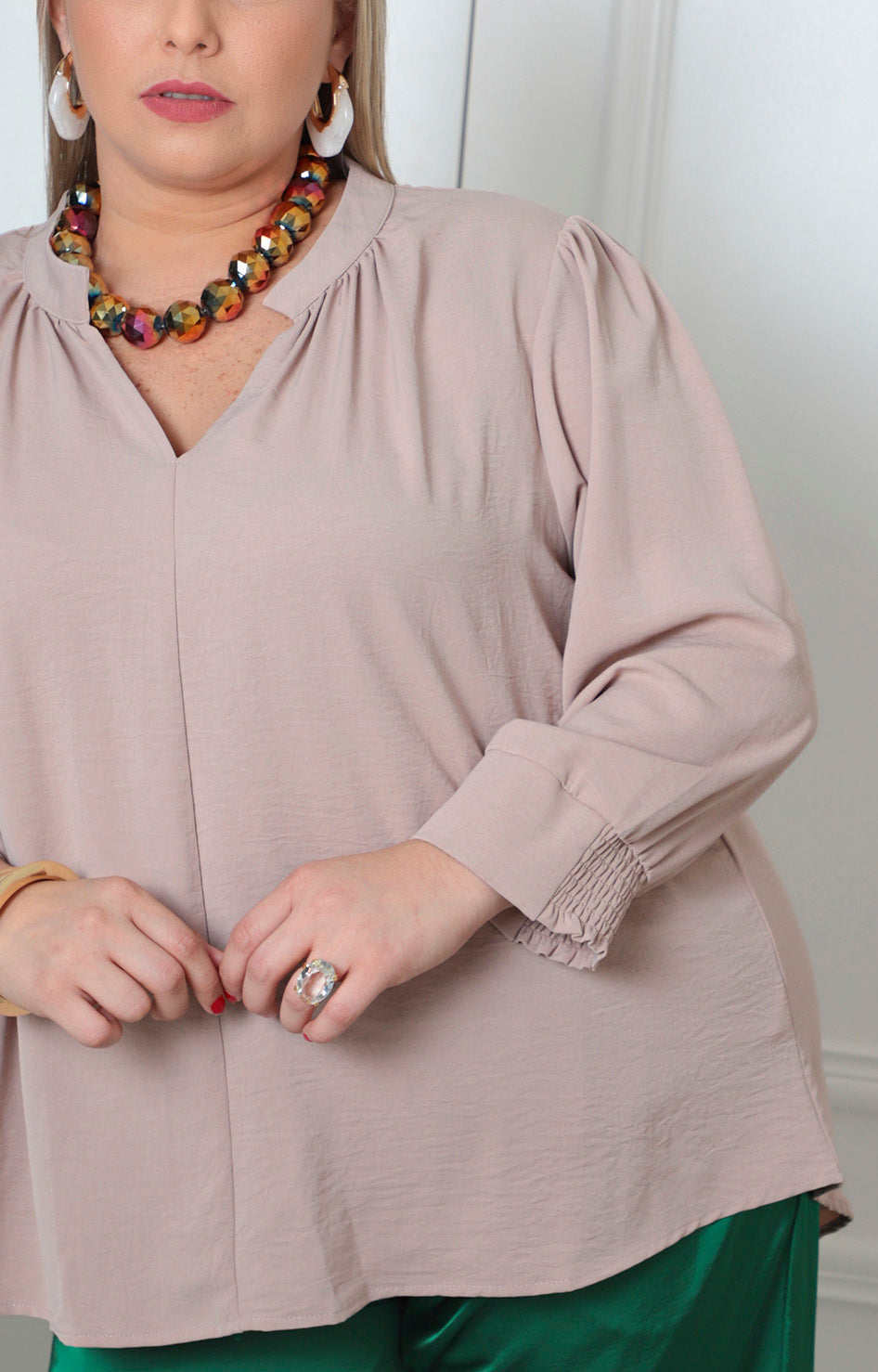Blusa beige curvy Boutiquemirel con puños elásticos y diseño elegante para mujer