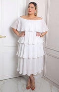 Vestido largo curvy de Boutiquemirel con hombros descubiertos y olanes, diseñado para resaltar la figura femenina.