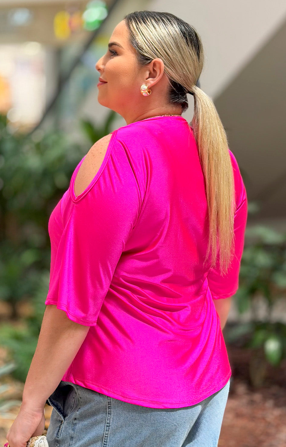 Blusa fucsia con hombros descubiertos