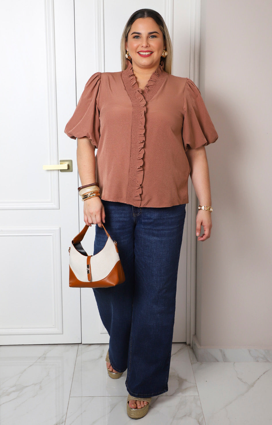 Blusa café con mangas globo y olanes