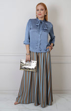 Blusa satinada con lazo al cuello Boutiquemirel, diseño elegante de corte regular y tejido brillante