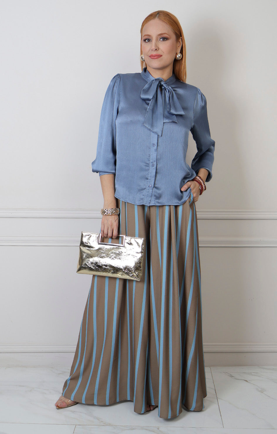 Blusa satinada con lazo al cuello Boutiquemirel, diseño elegante de corte regular y tejido brillante