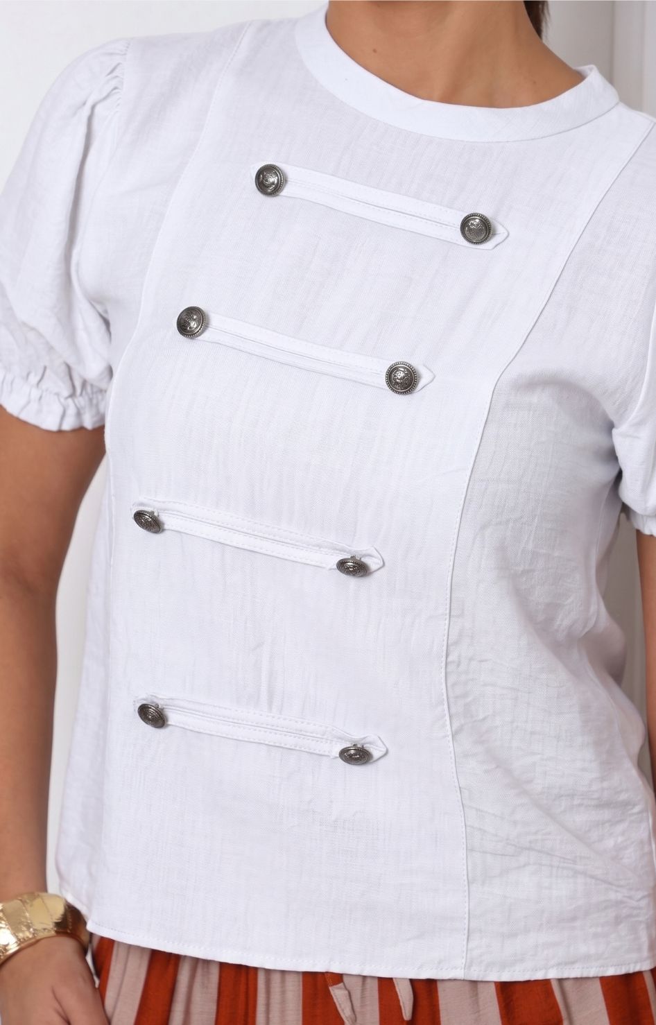 Blusa con botones decorativos