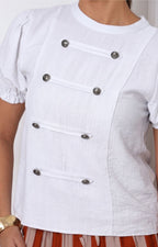 Blusa con botones decorativos