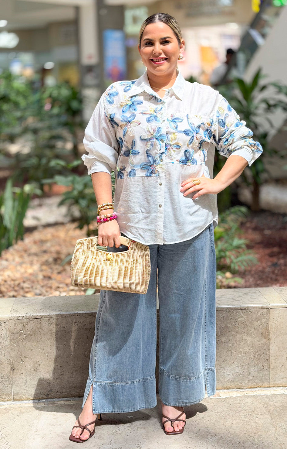 Blusa con bordado floral