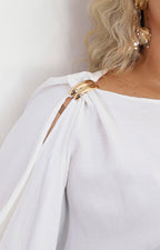 Blusa blanca asimétrica