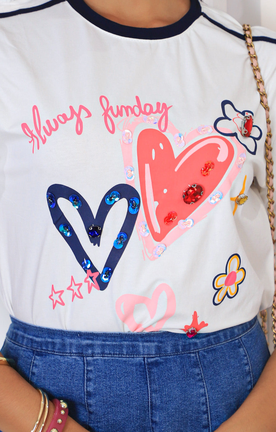 Blusa blanca con aplicaciones