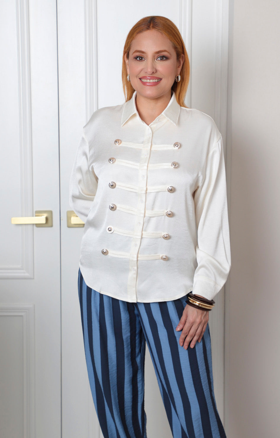 Camisa beige estilo militar con botones dorados de la marca Boutiquemirel, blusa regular con diseño elegante y detalles en el frente.