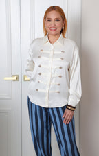 Camisa beige estilo militar con botones dorados de la marca Boutiquemirel, blusa regular con diseño elegante y detalles en el frente.