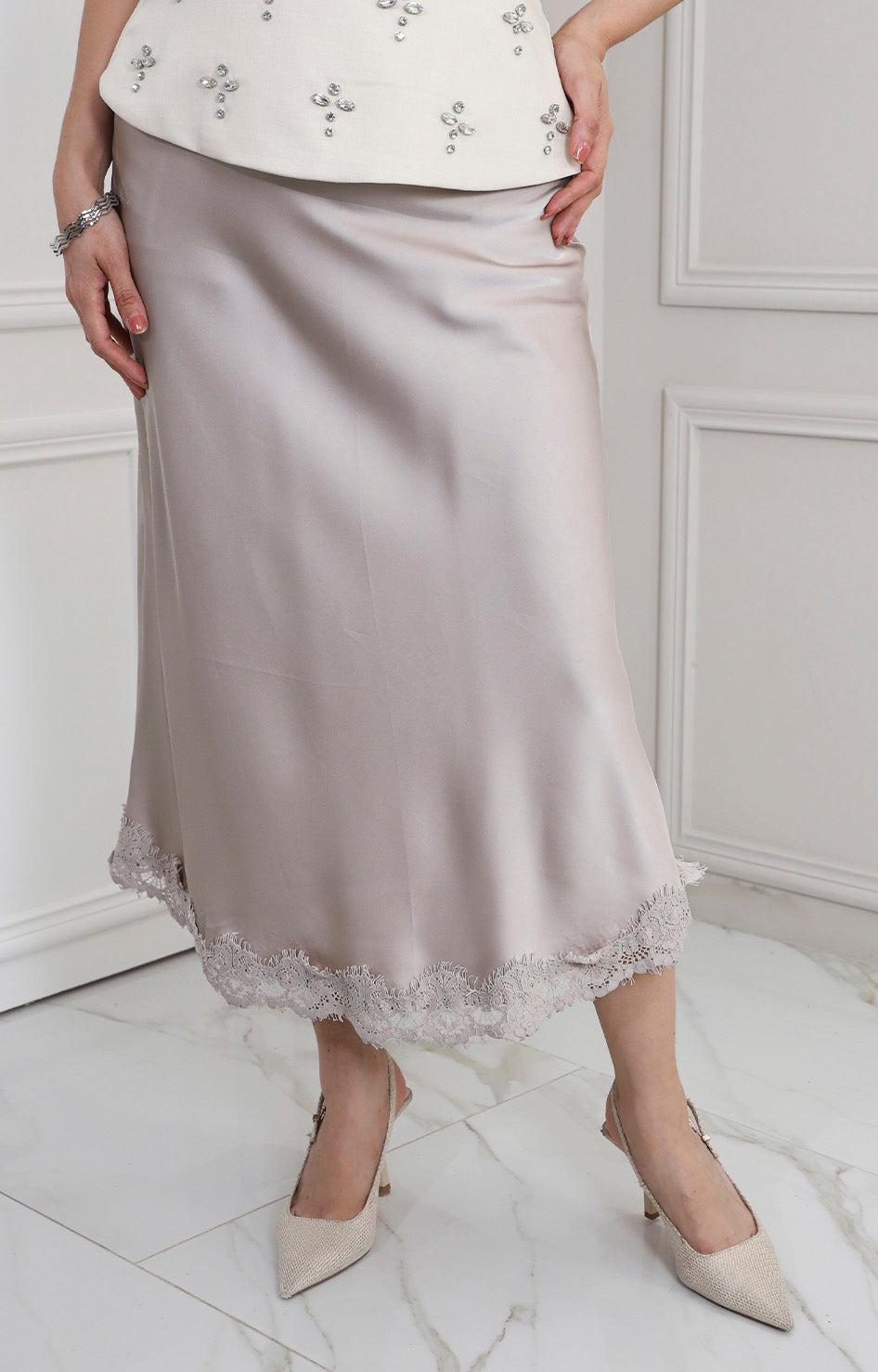 Falda beige satinada con encaje