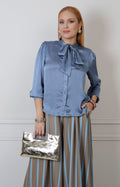 Blusa satinada Boutiquemirel de corte regular con lazo al cuello, vista frontal