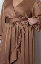 Vestido satinado con cinturón
