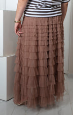 Falda curvy taupe en capas de Boutiquemirel, diseño elegante y favorecedor, sobre fondo neutro.