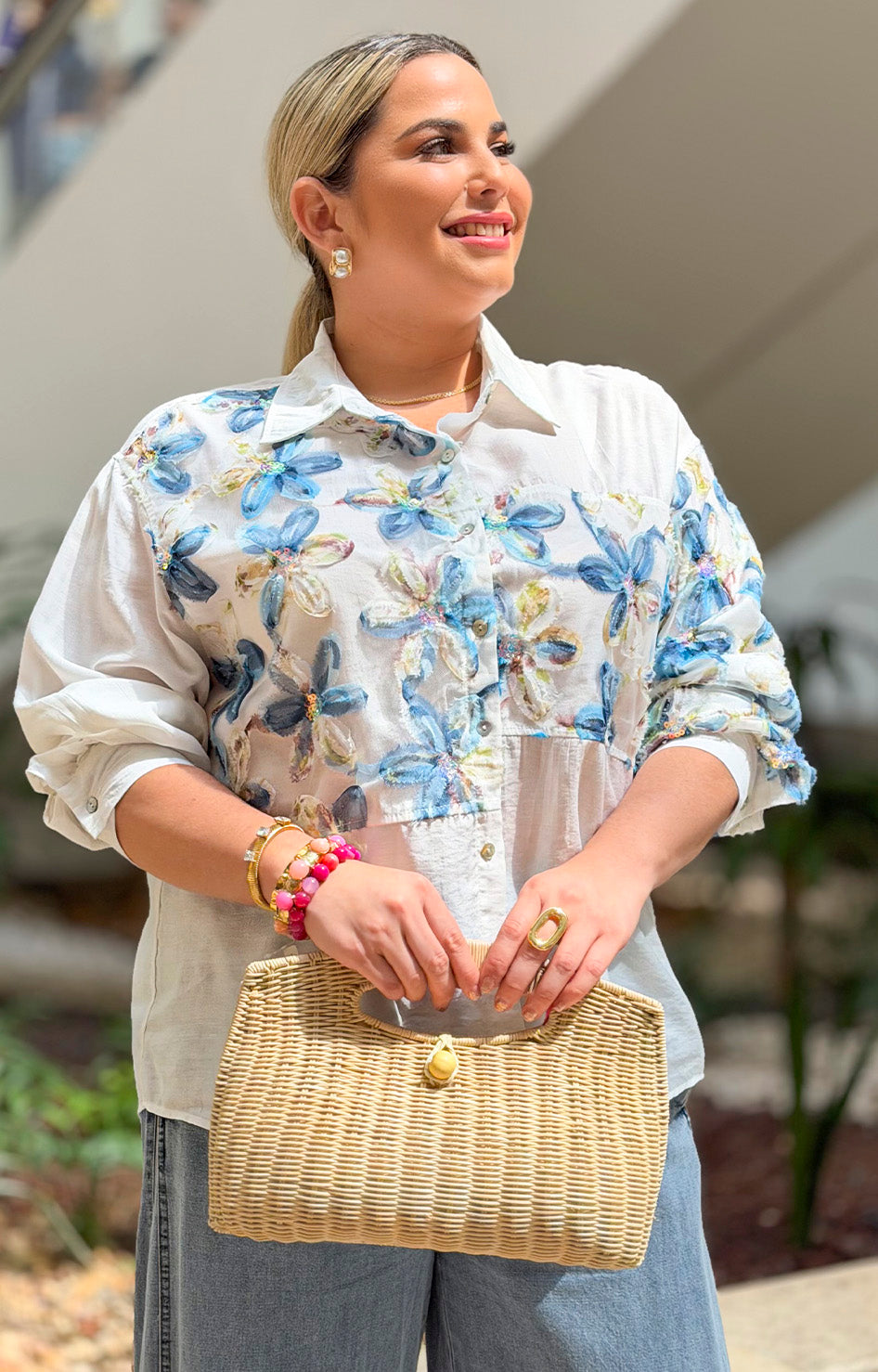 Blusa con bordado floral