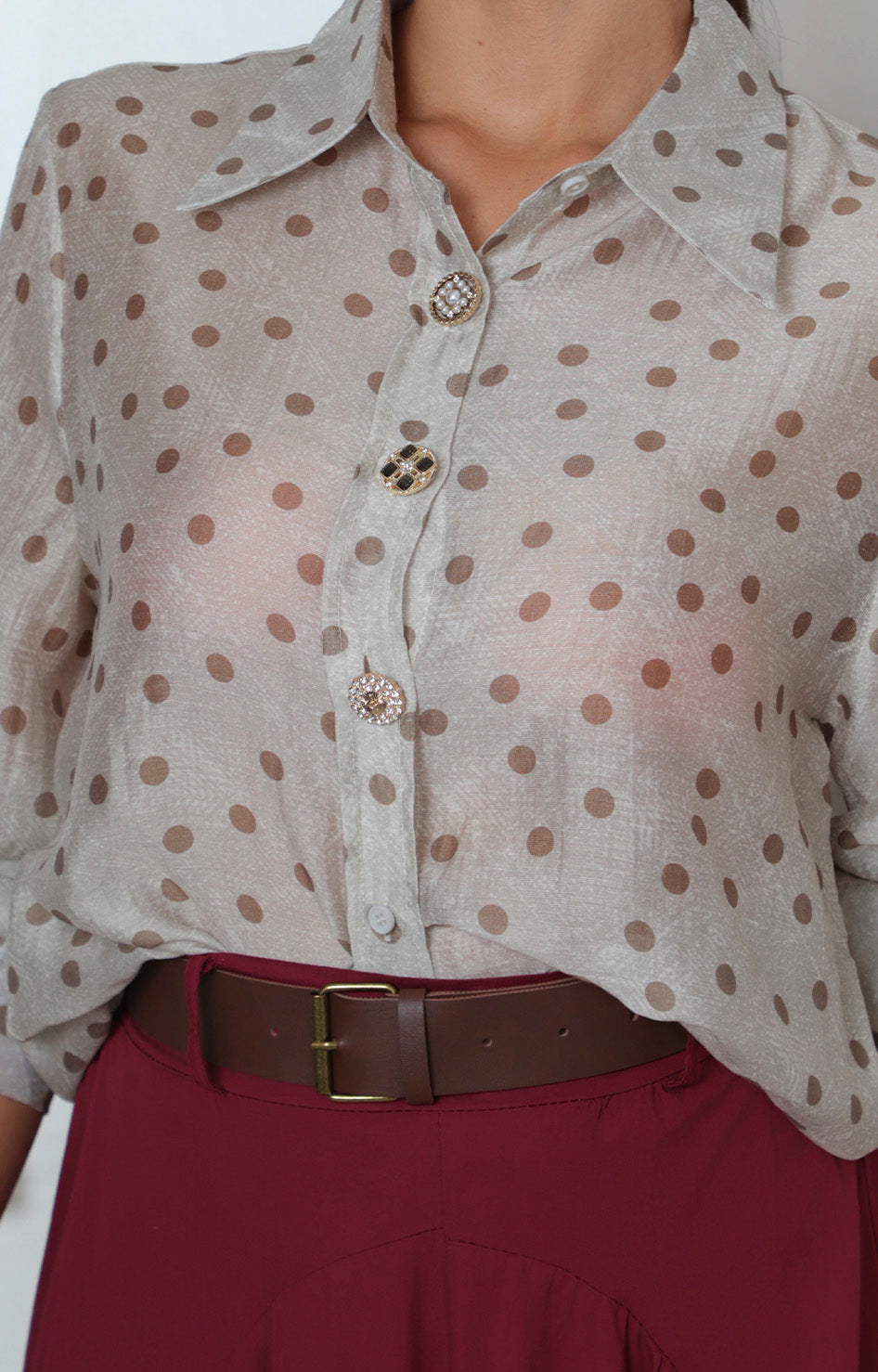 Blusa camisera beige con botones decorativos