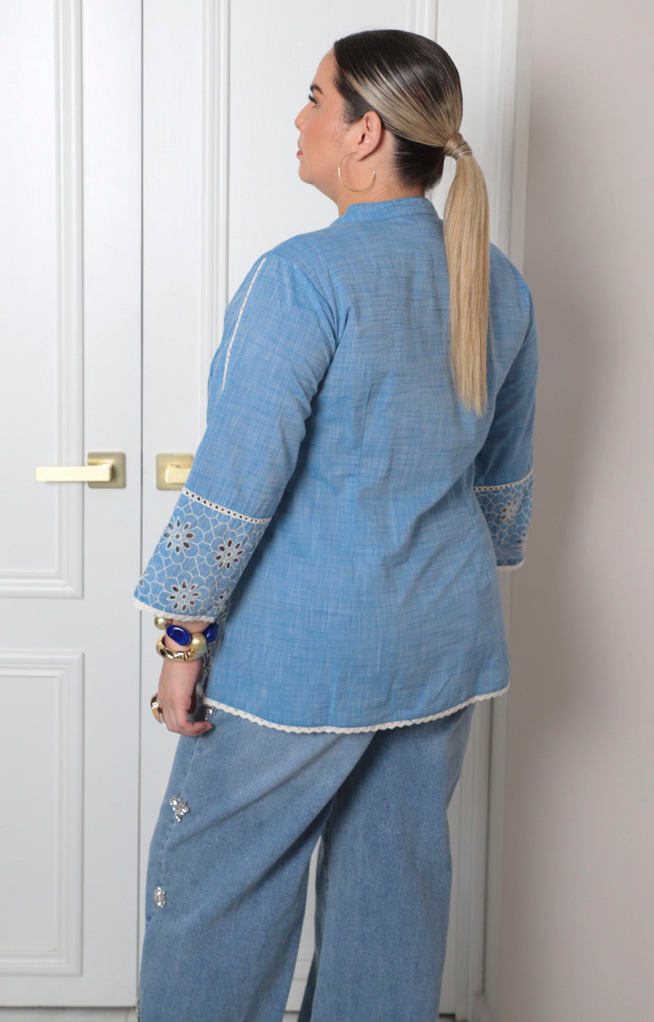 Blusa de mezclilla con bordado