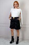 Short efecto piel Boutiquemirel con cinturón y hebilla dorada, corte capri regular