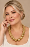 Collar llamativo de esferas doradas de la marca Boutiquemirel, con esferas brillantes y diseño elegante.