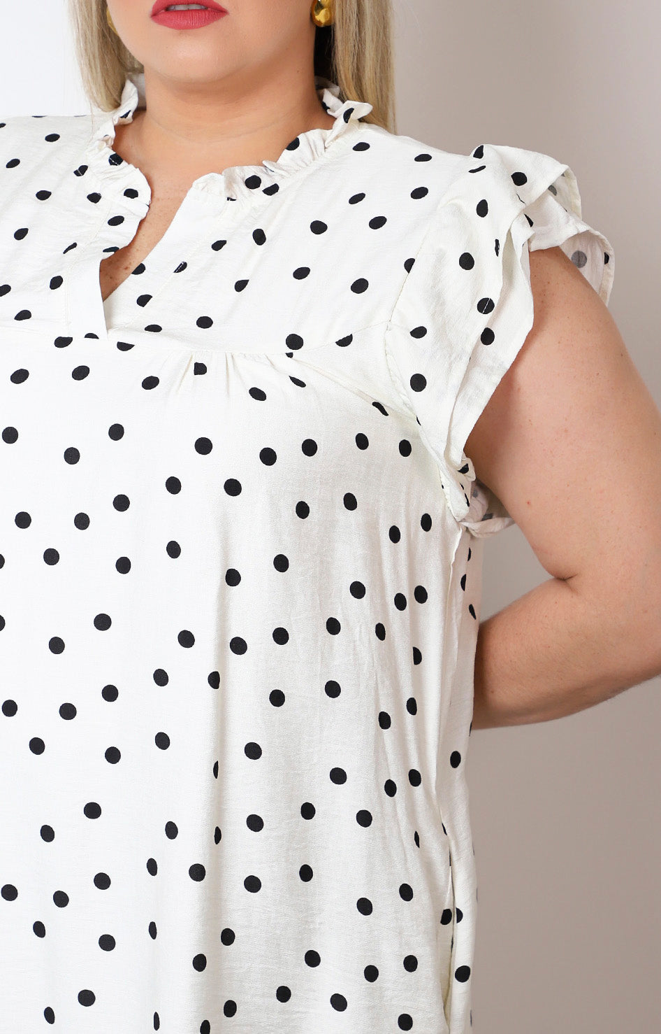 Vestido con polka dots y mangas de olán