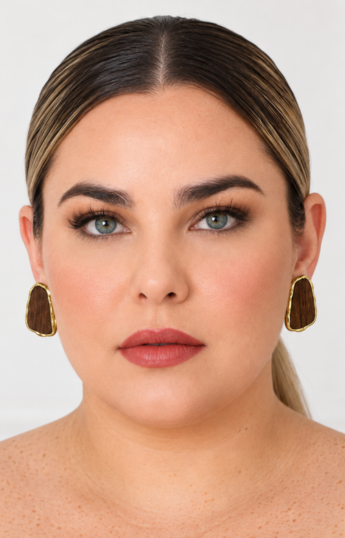 Aretes botón con piedra café de la marca Boutiquemirel, diseño elegante y sencillo, con piedra en tono marrón.