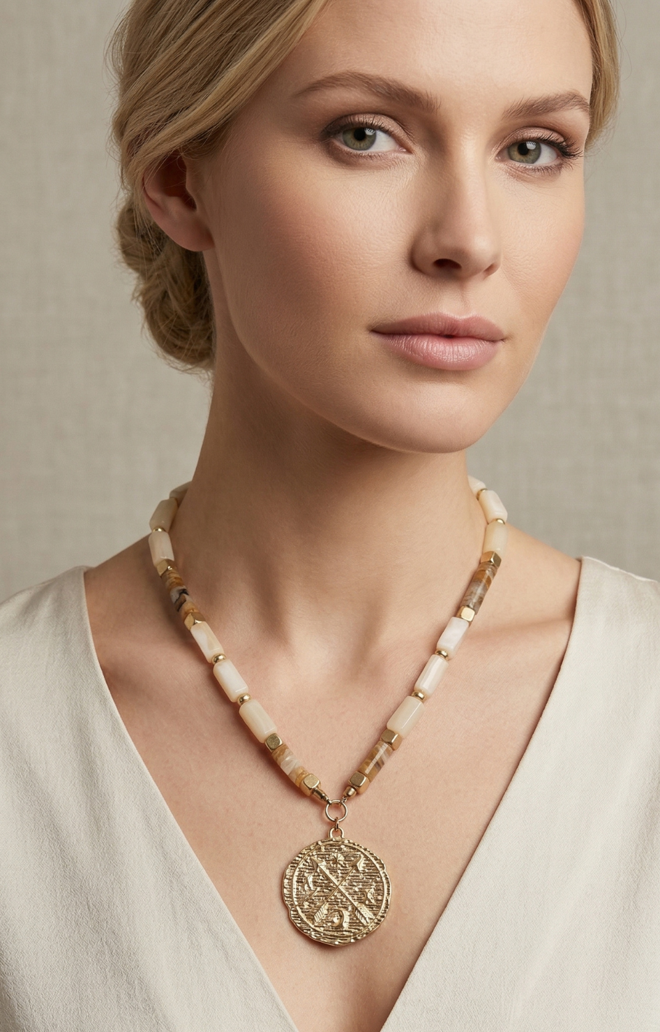 Collar Beige Medalla Dorada - COLLARES Boutiquemirel 