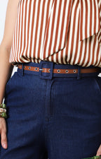 Pantalón de mezclilla con pierna ancha y cinturón
