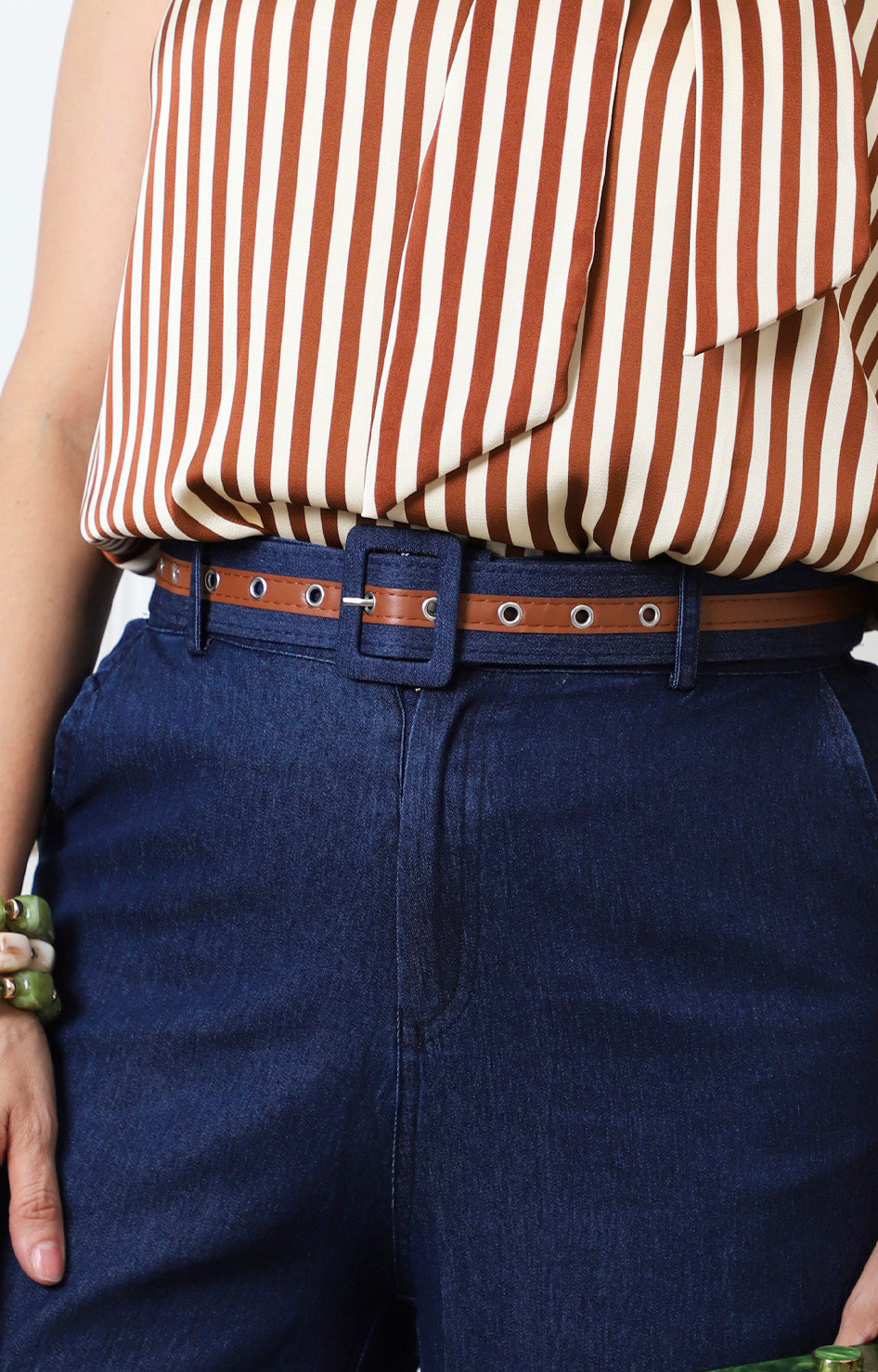 Pantalón de mezclilla con pierna ancha y cinturón