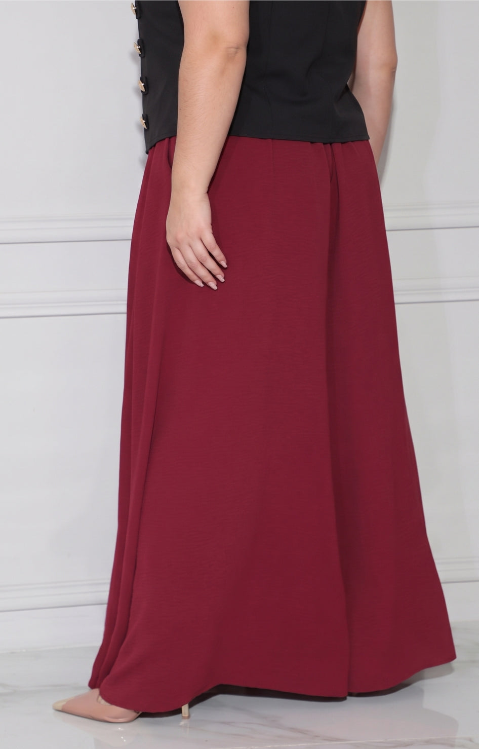 Pantalón amplio de corte curvy de la marca Boutiquemirel, con estilo cómodo y moderno en color neutro.