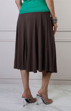 Falda midi regular de Boutiquemirel con pretina elástica en tela suave y color sólido, vista frontal.