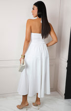 Vestido halter blanco con falda amplia