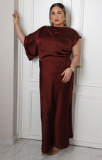 Vestido largo vino con drapeado lateral