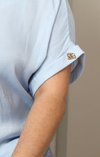 Blusa con detalle dorado en mangas