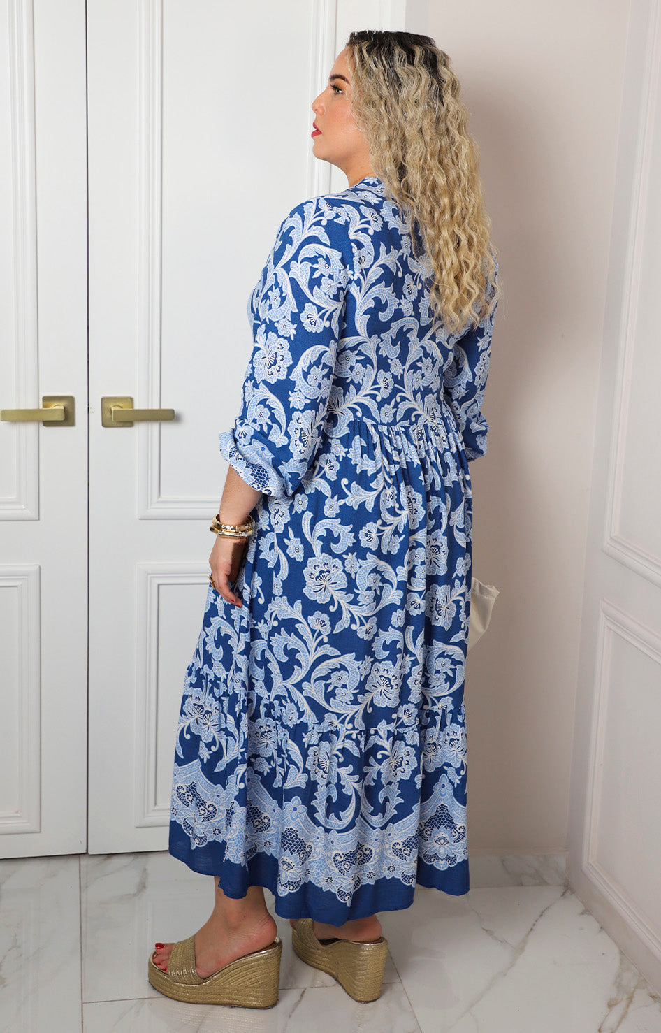 Vestido con estampado floral y mangas largas