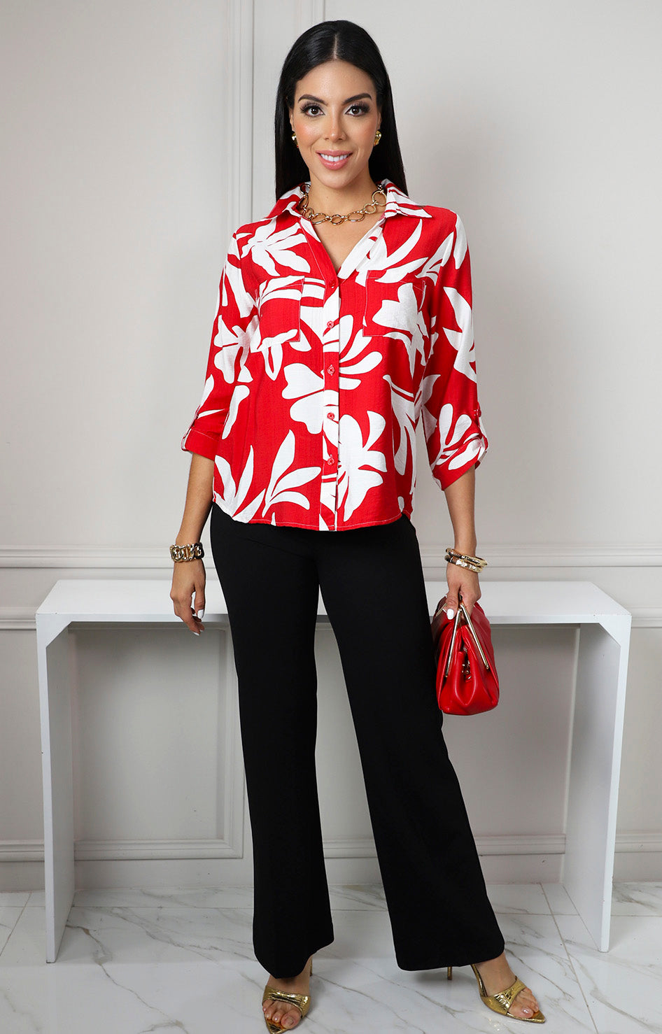 Blusa camisera roja con estampado tropical