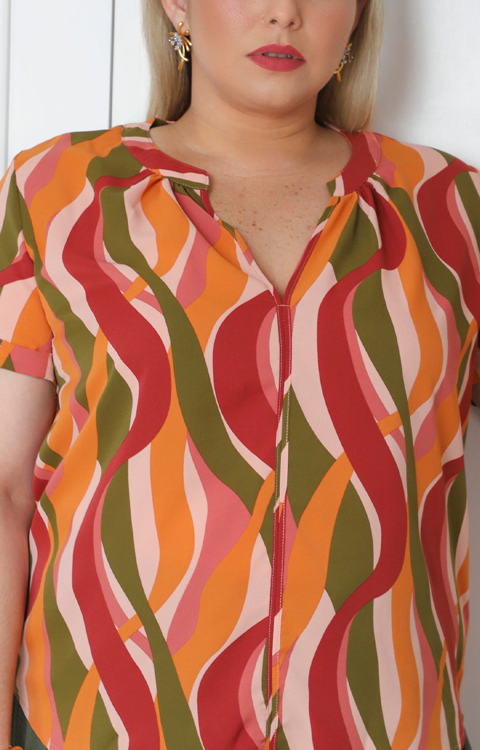 Blusa con escote en V y estampado ondulado