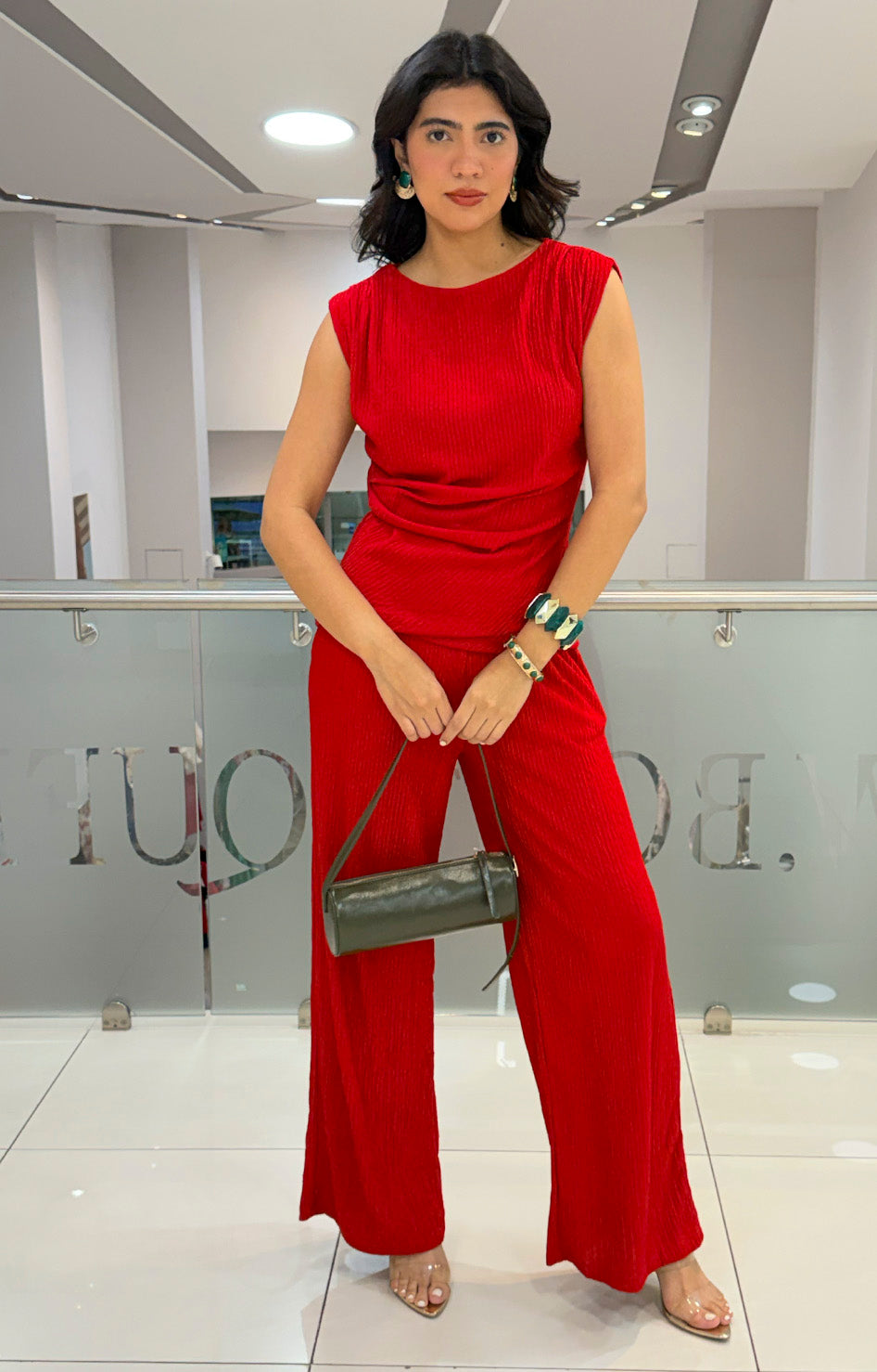 Conjunto con fruncido lateral